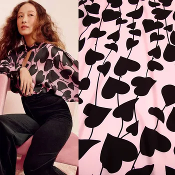 145cm Genişlik Moda Haftası Siyah Kalp Baskı Charmeuse Taklit Çift krep Kumaş Kadın Bluz yaz elbisesi Pijama DIY Dikiş