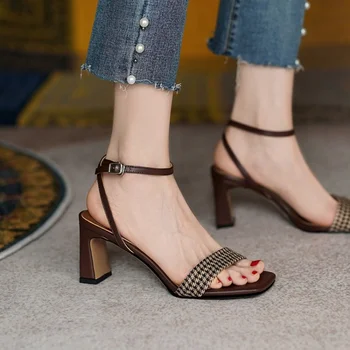 Zarif Kadın Sandalet Yüksek Topuklu Retro Ekose Akın Sandalet Ayakkabı Pompaları Burnu açık Toka Ayakkabı Bayan 7cm Topuklu Yaz Sandalias